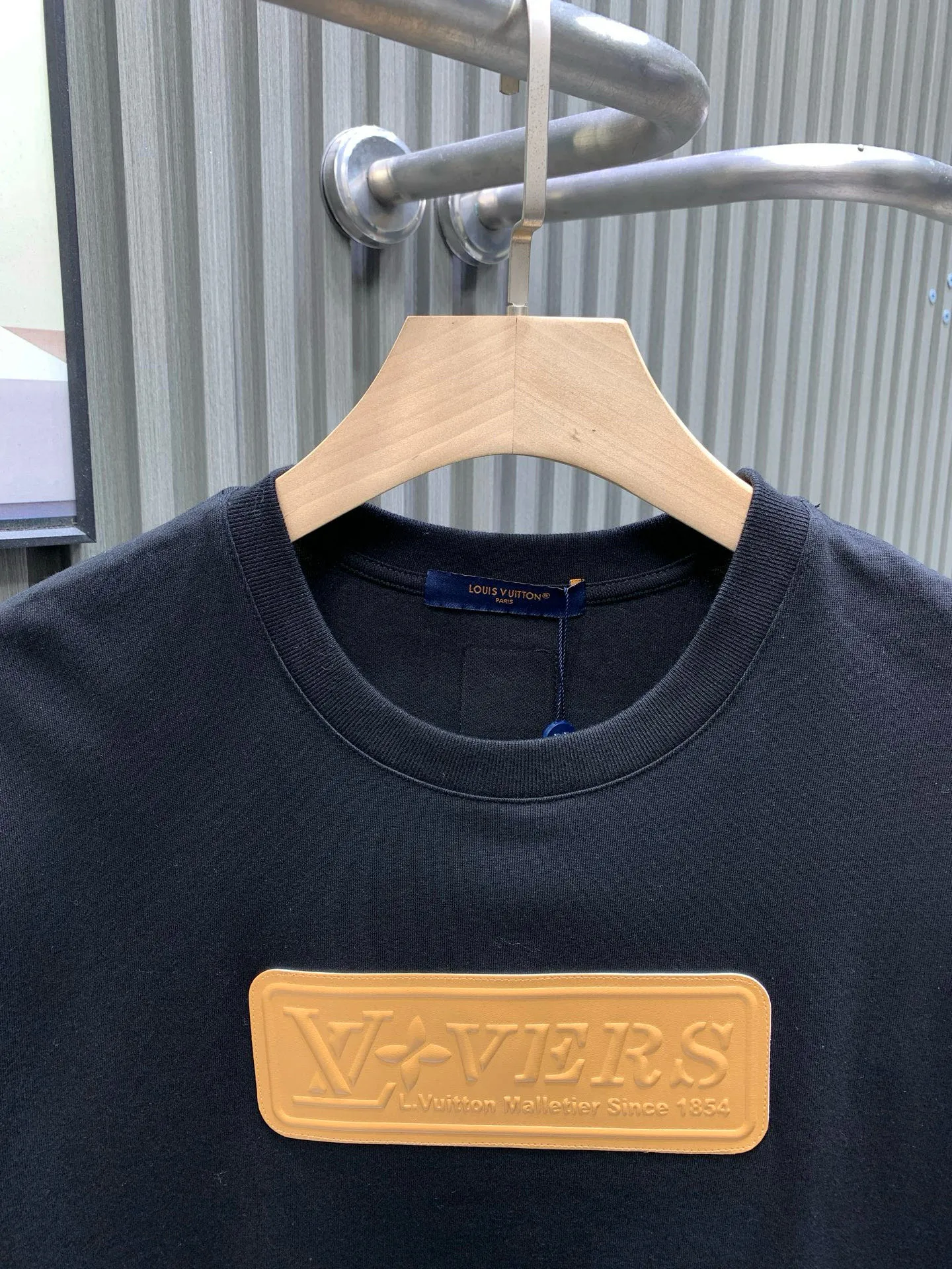 🅿️230 🀄️ Louis Vuitton LOUIS VUITTON pure cotton short sleeves with silicone front and rear leather labels. Made of 100% pure cotton. 280g double-ply combed cotton fabric. This fabric is a must-have fabric for summer short sleeves. Cotton can make the upper body more three-dimensional and breathable. Polyester material allows the clothes to be worn for a long time and still maintain elasticity. The leather label is made of silicone synthetic leather label with the brand's iconic LOGO on the surface. The 3D three-dimensional embossing effect presents a high-end style. The back collar is marked with LV's iconic LOGO. This short-sleeved crew neck shirt is made of soft cotton. The VVN leather patch on the front is embossed with the LV Vers logo, telling the long heritage of the brand's leather goods series. The small LV leather patch on the rear completes the details.